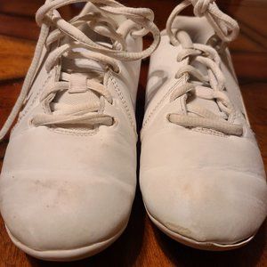 Nike Youth Size 2 White Cheerleading Shoes